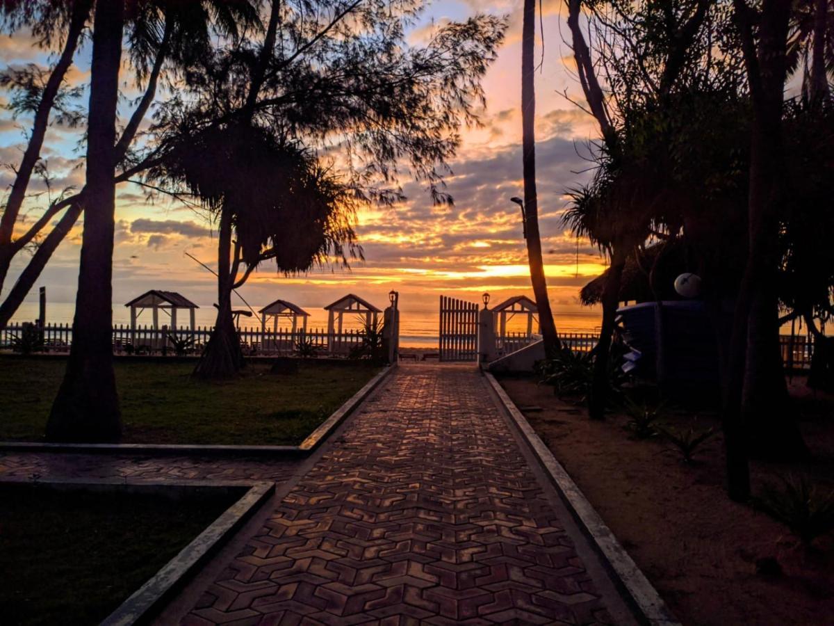 Blue Sand Beach Resort Trincomalee Buitenkant foto