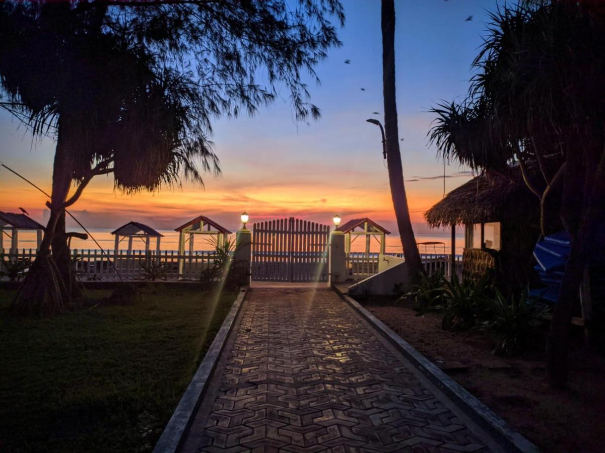 Blue Sand Beach Resort Trincomalee Buitenkant foto